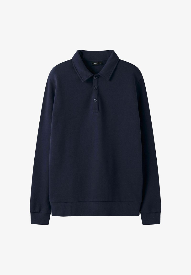 Námořnicky modrá polokošile s dlouhým rukávem, límečkem a zapínáním na tři knoflíky, s žebrovanými manžetami a lemem, vystavená na bílém pozadí.