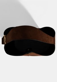 Braune Wildledertasche mit strukturiertem Finish und schwarzem Lederbesatz. Verfügt über eine goldfarbene Schnalle und ein geräumiges schwarzes Innenfach.