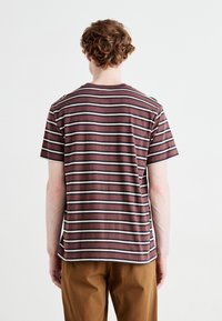 Short-sleeved maroon t-shirt with horizontal grey and beige stripes. Soft cotton fabric and a crew neck design. Rear view shown.