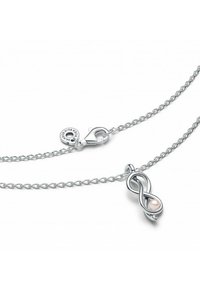 Strieborný náramok s retiazkou, ktorý obsahuje prívesok vo forme nekonečna s perlovým akcentom, zabezpečený sponou v tvare homára a značkovou visačkou.