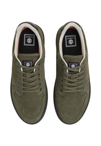 Baskets en daim vert olive avec semelles en caoutchouc noir, bout rond et détails en maille. Elles présentent des lacets ton sur ton et un logo sur la languette.