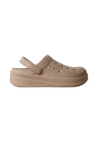 Sabot beige à enfiler avec des trous de ventilation et une bride de talon mobile, conçu pour un usage décontracté et confortable.