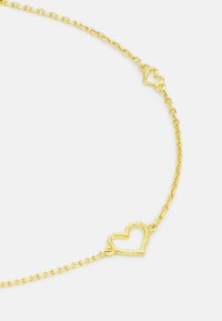 Collar de cadena de oro con tres acentos en forma de corazón, que presenta una textura trenzada y un diseño de cadena enlazada.