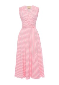 Różowa sukienka wrap z białymi pionowymi paskami, bez rękawów, z wysmuklającą talią i zwiewnym dołem, który opada poniżej kolan.