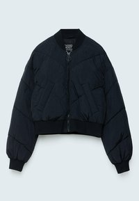 Zwarte gewatteerde bomberjas met een cropped ontwerp, voorzien van een ritssluiting aan de voorkant, geribde manchetten en twee zijzakken. Textuurrijk, doorgestikt materiaal.