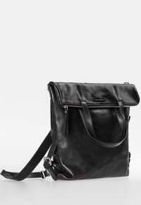 Schwarze Lederhandtasche mit gefaltetem oberen Teil, Reißverschluss, zwei Griffen und verstellbarem Schultergurt. Glatte Textur, minima-listisches Design.