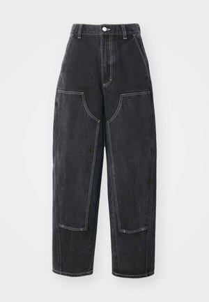 Melni džinsi ar brīvu piegriezumu, ar kontrastējošu šuvju, divām priekšējām kabatām un augstu jostu. Audums ir gluds un ar vieglu spīdumu.