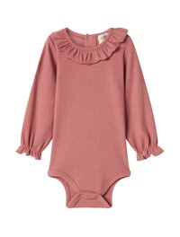 Langärmliger Babystrampler in staubrosa mit gerippter Textur, Rüsche am Kragen und gerafften Manschetten. Druckknopfverschluss am Po für ein einfaches Ankleiden.