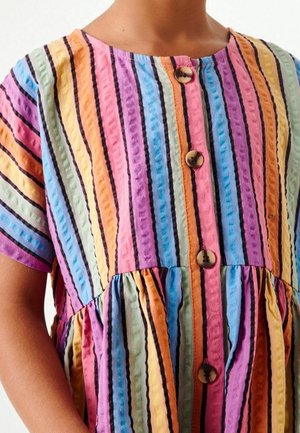 Robe rayée multicolore avec un col rond, des manches courtes et une fermeture à boutons. Tissu texturé et taille froncée.