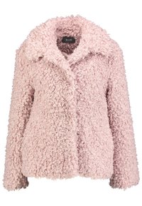 Růžový kudrnatý texturovaný kabát s širokým límcem, zapínáním na knoflíky a dlouhými rukávy. Materiál vypadá soft a huňatě, což vytváří útulný vzhled.