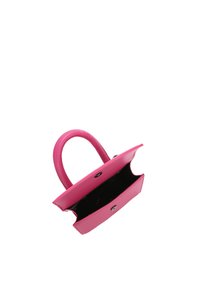 Borsa in pelle rosa con design strutturato, manici arrotondati e chiusura a scatto. Presenta un interno nero a contrasto.