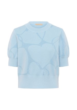 Pull en tricot bleu clair à manches courtes avec des motifs de grands cœurs subtils et un col, des poignets et un ourlet côtelés.