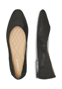 Černé baleríny s špičatou špičkou, texturovaným semišem, zlatým tečkovaným vzorem a prošívanou béžovou vložkou. Plochý podpatek pro pohodlné nošení.