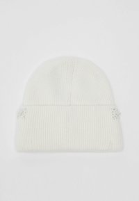 Bonnet en tricot côtelé blanc avec revers plié et petites perles décoratives ainsi que strass de chaque côté du revers.