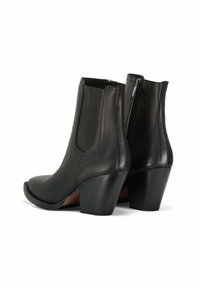 Stivaletti in pelle nera con punta arrotondata, pannelli elastici sui lati e tacco a blocco di altezza media. Presentano cuciture visibili e chiusura con cerniera.