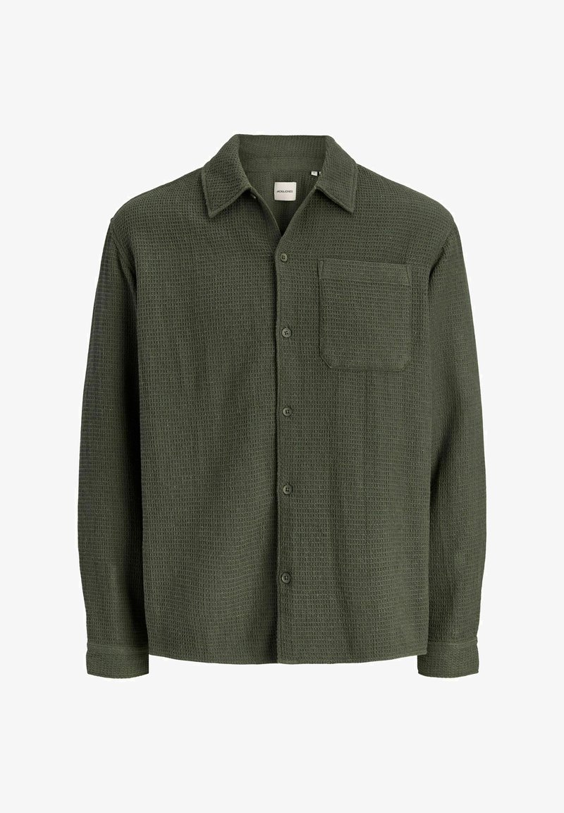 Chemise texturée verte foncée à manches longues, boutonnée, avec col et une poche poitrine sur fond blanc.