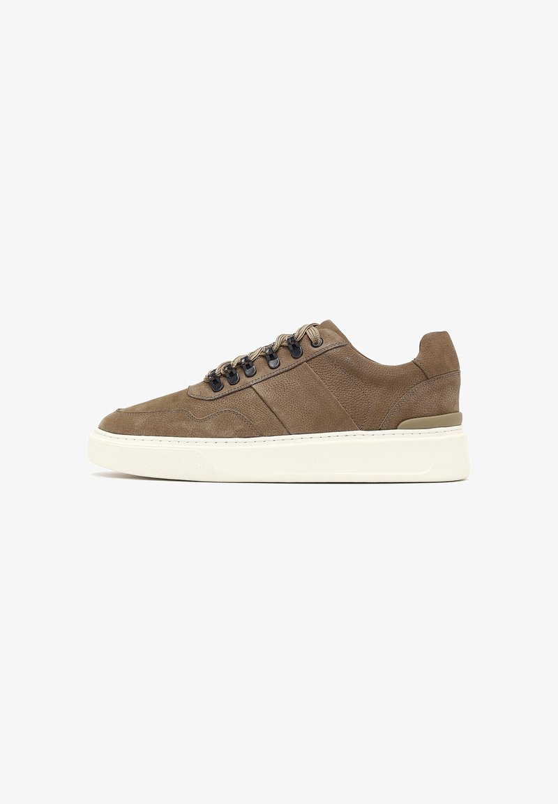 Sneaker in suede marrone con finitura testurizzata, suola in gomma bianca spessa e occhielli neri con lacci beige. Design semplice con accenti a righe.