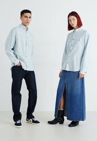 GAP MICKEY BIG SHIRT UNISEX - Pogājama blūze - bleach blue
