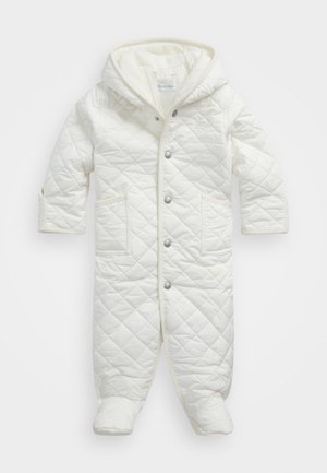 Combinaison de neige matelassée blanche pour bébé avec capuche, boutons-pression à l'avant, deux poches avant et couvre-pieds intégrés.