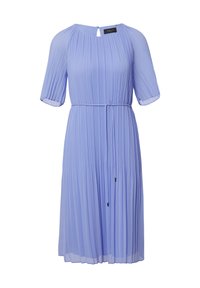 Helles blaues plissiertes Kleid mit kurzen Ärmeln, Taillengürtel und Schlüsselverschluss im Rücken. Hergestellt aus weichem Stoff mit fließender Textur.