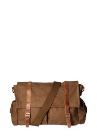 Borsa in tela marrone con cinturini e accessori in pelle. Presenta una chiusura a ribalta, una tracolla regolabile e tasche laterali. Design compatto e resistente.