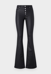 Pantalon évasé en similicuir noir avec une taille haute, une fermeture avant à cinq boutons et des poches arrière. Texture lisse avec une finition élégante.