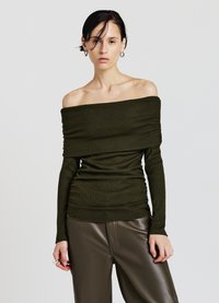 Schulterfreies Rippstrick-Oberteil in Dunkelgrün mit langen Ärmeln und figurbetonter Silhouette, strukturierter Mehrlagigkeit und glatter Oberfläche.