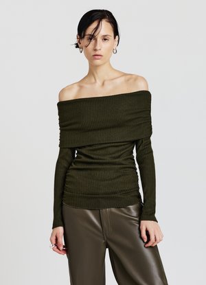 Top verde scuro a coste con scollo alla bardot, maniche lunghe e silhouette aderente, texture stratificata e finitura liscia.