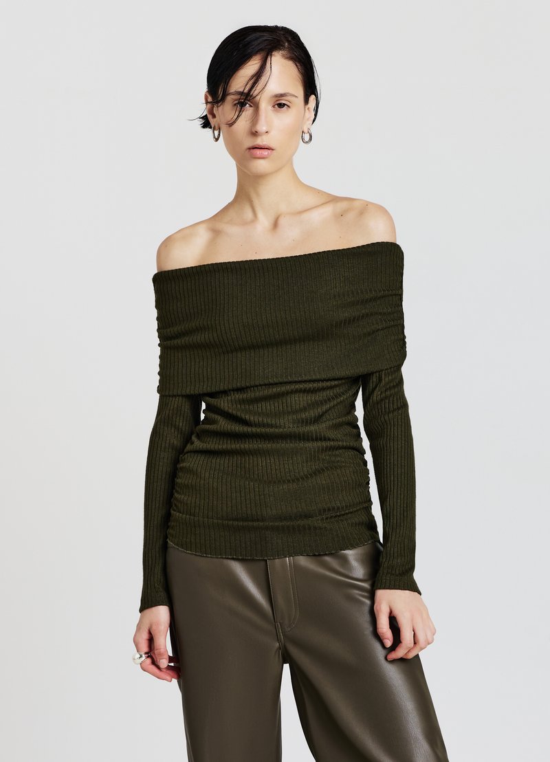 Schulterfreies Rippstrick-Oberteil in Dunkelgrün mit langen Ärmeln und figurbetonter Silhouette, strukturierter Mehrlagigkeit und glatter Oberfläche.