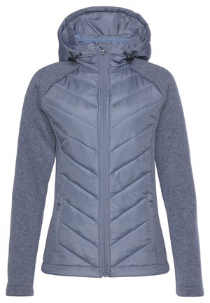 Helles blau isoliertes Jacket mit einer taillierten Kapuze, diagonal gestepptem Vorderteil und weich texturierten Ärmeln. Verfügt über einen Reißverschluss und Seitentaschen.