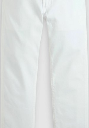 Pantalones blancos de corte recto con bolsillos frontales y dobladillo limpio, mostrados extendidos sobre un fondo claro.