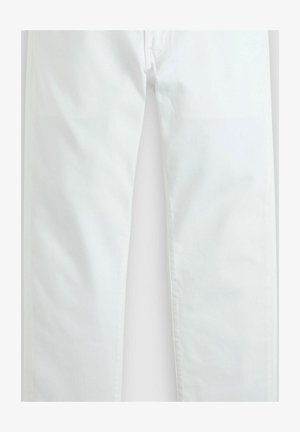 Witte rechte broek met voorzakken en een nette zoom, plat uitgespreid tegen een lichte achtergrond.