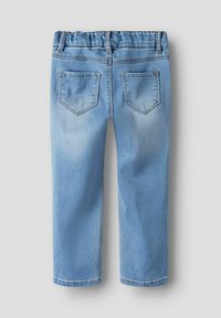 Lyseblå jeansbukser for barn med elastisk midje og to baklommer, vist flatt på en grå bakgrunn.