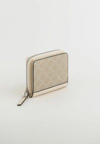 Cartera beige con un patrón geométrico, cierre de cremallera y acentos de cuero suave. Forma rectangular compacta con un acabado texturizado.