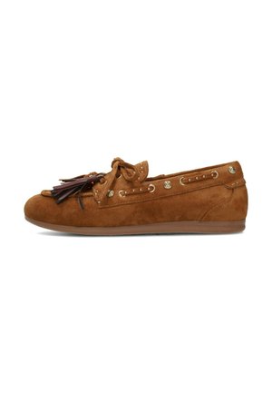 Bruine suède loafer met tassels, sierlijke zijkantveter, metalen studs en een platte rubberen zool.