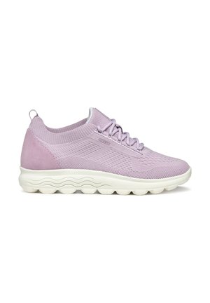 Baskets de sport violettes claires avec une tige en maille respirante, des accents en suède, une semelle arrondie et des détails texturés. Fermeture à lacets pour un ajustement parfait.