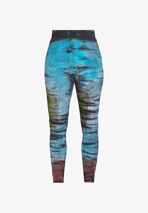 Leggings iz elastičnega materiala z vzorcem tie-dye v modri, zeleni in rjavi barvi, širokim črnim pasom in prilegajočim se dizajnom.