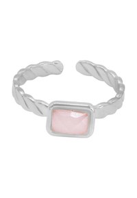 Sølv vridd ring med et rektangulært, fasettert rosa stein i en polert bezel. Metallet har en blank finish og et minimalistisk design.
