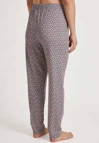 Gestreepte pyjamabroek met een diamanten ontwerp in rood, blauw en wit. Gemaakt van zachte stof; elastische tailleband aan de achterkant.
