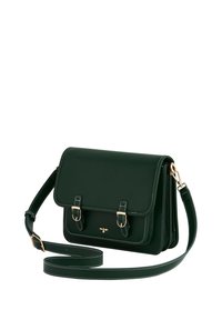 Borsa in pelle verde con hardware dorato, doppi fibbie e cuciture bianche. Presenta una lunga tracolla regolabile e una forma rettangolare compatta.