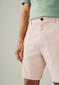 Next STRAIGHT FIT STRETCH CHINO - Rövidnadrágok - light pink