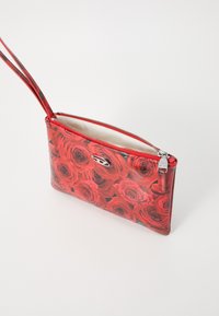 Borsa a portafoglio con zip a fantasia floreale rossa, con una texture liscia, dotata di accenti in argento e di un cinturino per il polso per un trasporto facile.