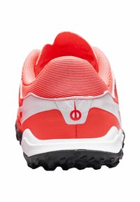 Scarpa da atletica rossa e bianca con tomaia in rete testurizzata, colletto imbottito e suola in gomma con una presa a motivo per aderenza.
