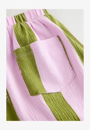 Mitmevärviline kangas, millel on rohelised ja roosad triibud. Omab tekstuurset pinda ja silmatorkavat õmblusdetailiga plaastritaskut.