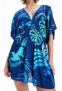 Blaues Kleid mit tropischem Print, tiefem V-Ausschnitt, kurzen Ärmeln und gerafft Taillenbund. Es zeigt Blatt- und Vogelmuster in lebhaften Grüntönen und Türkis.