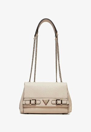 Borsa a mano beige con finitura testurizzata, dotata di un logo triangolare, doppi fibbie e una tracolla a catena per indossarla a tracolla o sulla spalla.