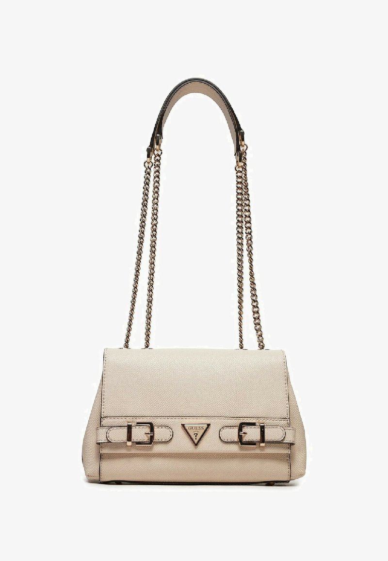 Borsa a mano beige con finitura testurizzata, dotata di un logo triangolare, doppi fibbie e una tracolla a catena per indossarla a tracolla o sulla spalla.