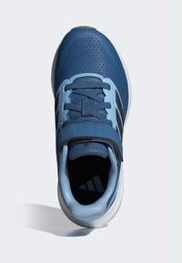 Scarpa sportiva blu con tomaia in mesh testurizzato, chiusura sicura con lacci e linguetta imbottita. Presenta una suola bianca con dettagli scuri.