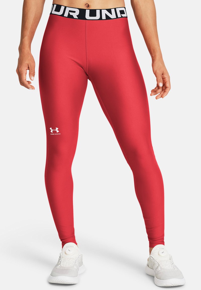 Crvene tajice s crnim pojasom na kojem je natpis "UNDER ARMOUR" i bijelim logotipom. Glatki, rastezljivi materijal, dizajn koji se prilagođava tijelu.