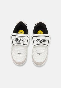 Sapatilhas sintéticas brancas com pele texturizada, detalhes em cinza claro, faixa preta grossa e marca "Buffalo" na faixa e nos lados.